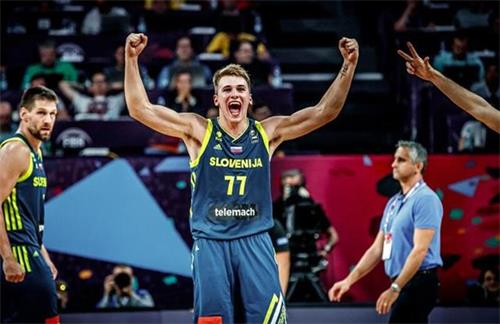 足球国足新一期集训名单公布，两名新人首次入选引热议（国足公布新一期集训名单，两名新面孔首次入选引发热议）