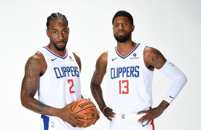 塞内加尔vs博茨瓦纳比赛中，一位球迷身着棱镜装、戴面具观战（塞内加尔战博茨瓦纳：一名球迷穿棱镜装戴面具现身看台）