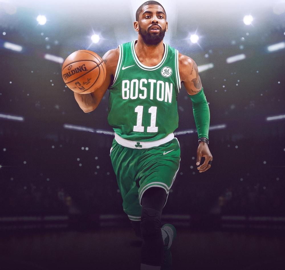 套娃，久保建英坐在涩谷的大久保建英像下握着一个小久保建英（久保建英坐在涩谷自己的巨型雕像下，手握迷你版的自己）