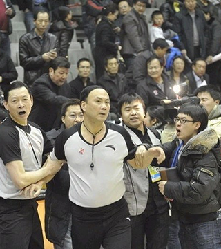 詹姆斯更新社媒：那些黑子们真走上球场，当场就会吓得尿裤子（詹姆斯社媒发声：那些喷子真上场，恐怕会当场吓得尿裤子）