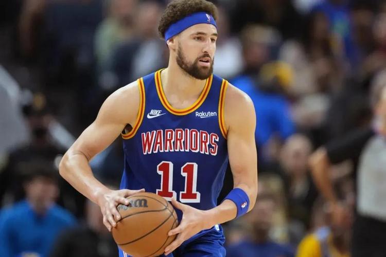 詹姆斯砍下28分10助攻7篮板，末节贡献关键10分（詹姆斯轰下28分10助攻7篮板，末节再取关键10分）