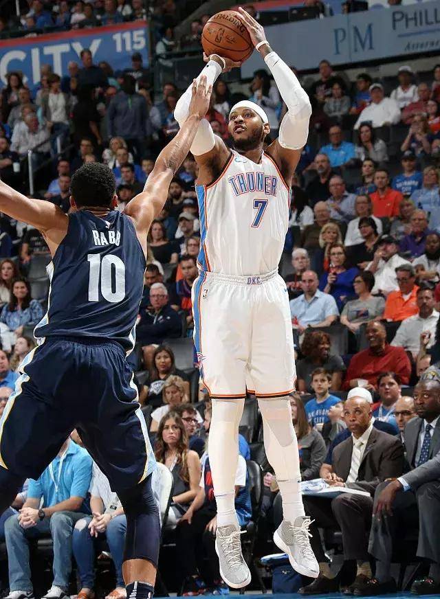 进攻大战！布伦森＆英格拉姆球星对飚，两队首节狂砍74分（火力全开：布伦森与英格拉姆对飙，首节两队合砍74分）