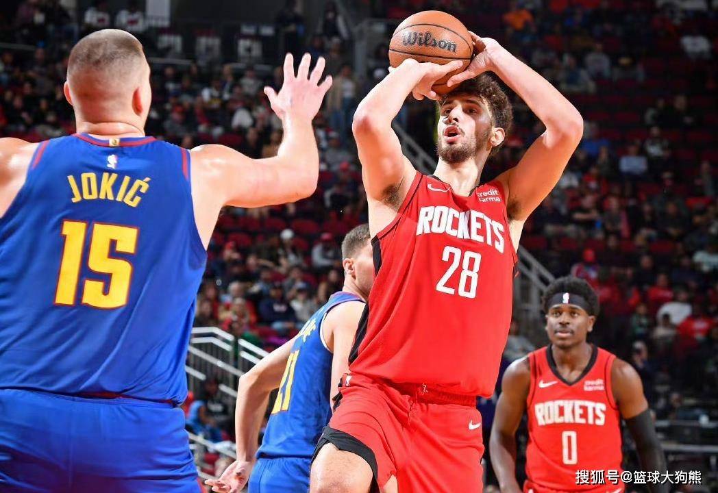 高效输出！祖巴茨半场7中6拿到14分4板1断1帽（祖巴茨半场高效7投6中，砍下14分4篮板1抢断1盖帽）