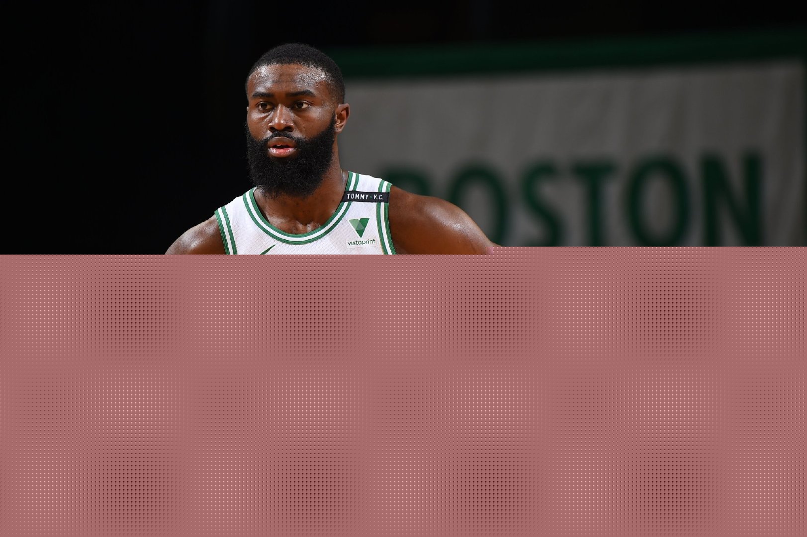 热议汪士钦红牌：对方踢人很隐蔽；染红动作太业余，狂性大发（汪士钦红牌引热议：对手隐蔽踢人遭质疑，染红举动显业余且情绪失控）