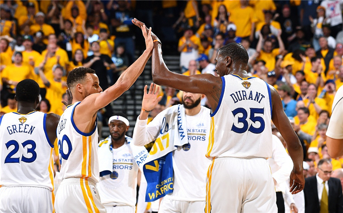 你们猜猜巴扎黑最喜欢带哪顶帽子？（猜猜看，巴扎黑最钟爱哪顶帽子？）