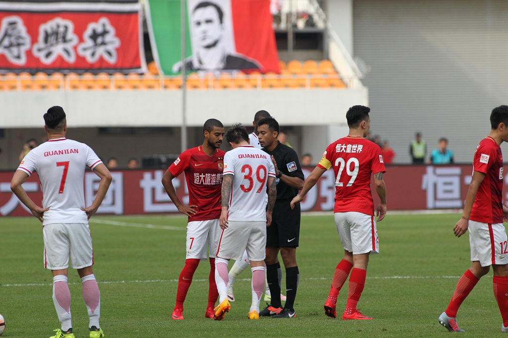 德天空：皇马输球后阿隆索不会遭解雇，将继续指挥周末联赛（德天空：尽管皇马失利，阿隆索不会下课，仍将执教本周末联赛）