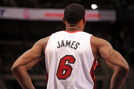 西媒：米利唐训练中途接受包扎处理，阿隆索亲自上场顶替他（西媒：米利唐训练中途受伤包扎，阿隆索亲自上阵顶替）