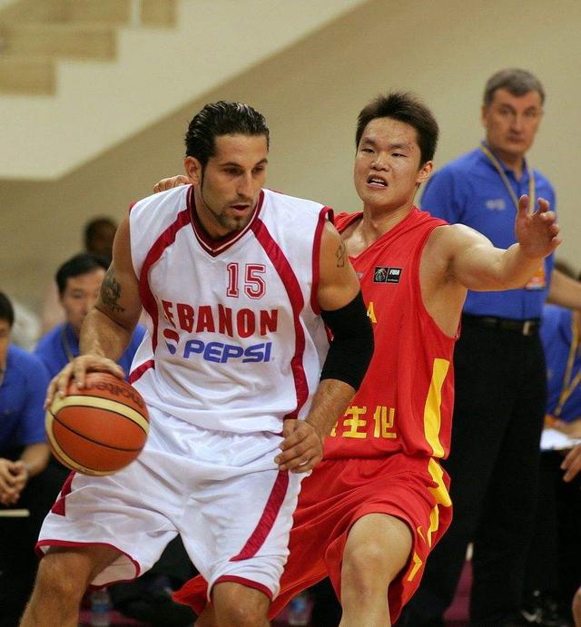 哈珀：赛季初的时候我总是犹豫&总觉得自己是新秀 现在更加果断了（哈珀：赛季初我犹豫不决、把自己当新秀，如今更果断）