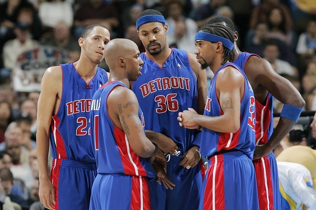 西班牙足协宣传反家暴：面对家庭暴力，直接出示红牌（西班牙足协发起反家暴倡议：对家暴行为亮出红牌）