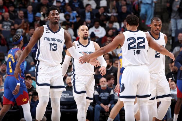 状态火热！威尔斯单节独砍16分，带队领先18分打爆北控（状态正佳！威尔斯单节轰16分，率队领先18分大胜北控）