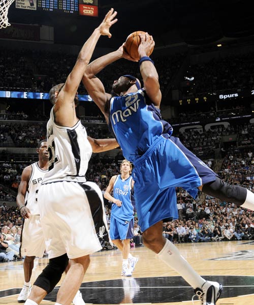 杨毅：CBA公司完全错误判断了经济版权形势 到哪儿谈都撇着大嘴（杨毅批评CBA公司误判版权与经济形势，谈判处处狮子大开口）